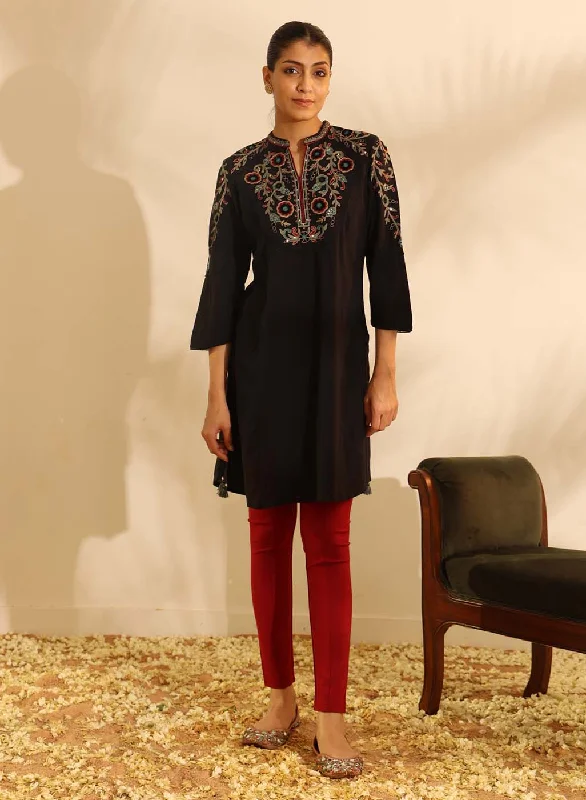 Black Knee-length Embroidered Kurta